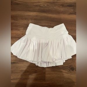 Gold hinge white pleated skirt